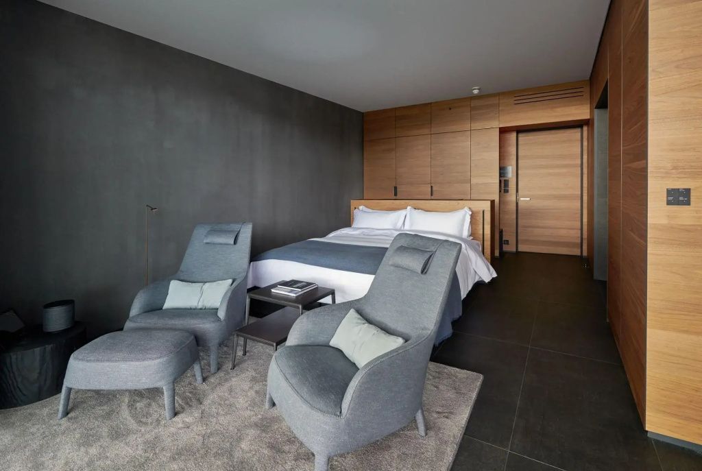 Elegante Suite im The Retreat at Blue Lagoon mit gemütlichem Sitzbereich und edlen Holzakzenten