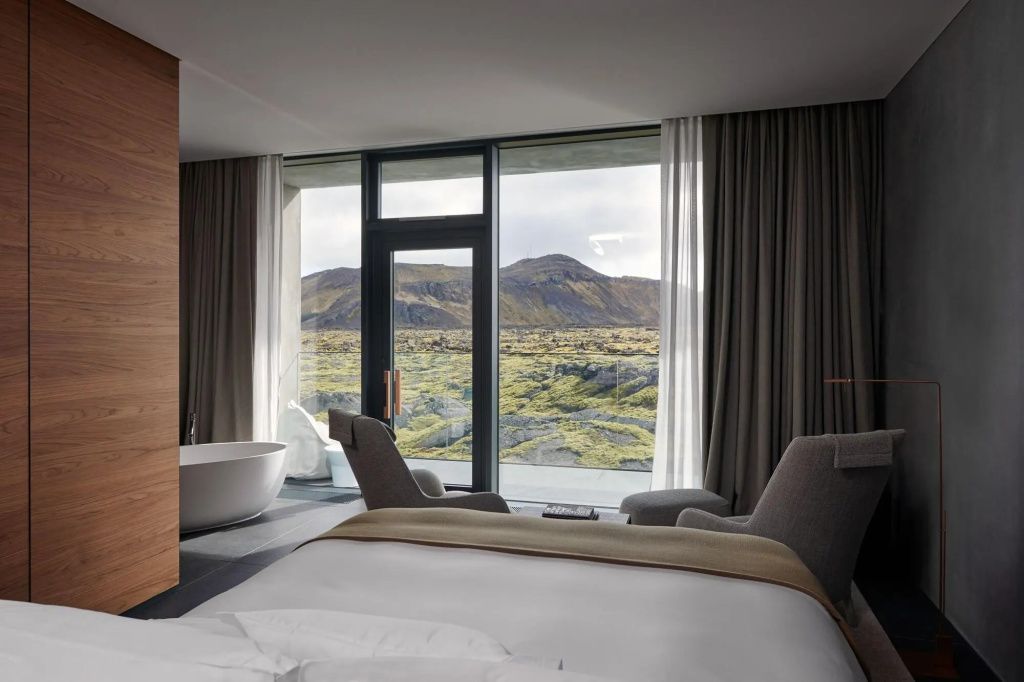 Luxussuite im The Retreat at Blue Lagoon mit freistehender Wanne und Ausblick auf Lavalandschaften
