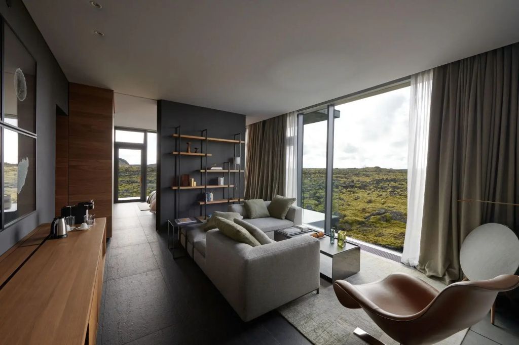 Großzügiger Wohnbereich einer Suite im The Retreat at Blue Lagoon mit Panoramablick ins Grüne