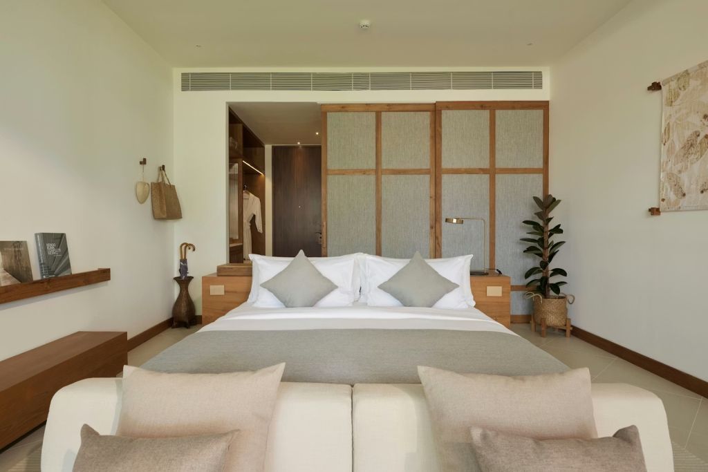 Modernes Schlafzimmer mit Doppelbett, neutralen Tönen und stilvollem Dekor