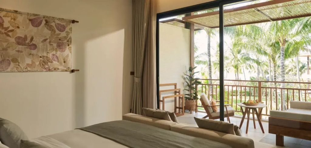 Deluxe Doppelzimmer mit Balkon und Blick auf Palmen bei The Retreat Koh Chang