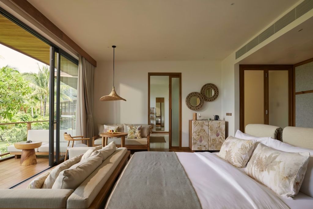 Modernes Doppelbettzimmer mit Holzmöbeln und kunstvollen Spiegeln