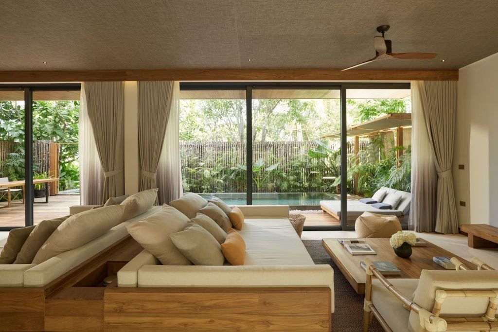 Eleganter Wohnbereich mit großen Fenstern und Blick auf den Privatpool