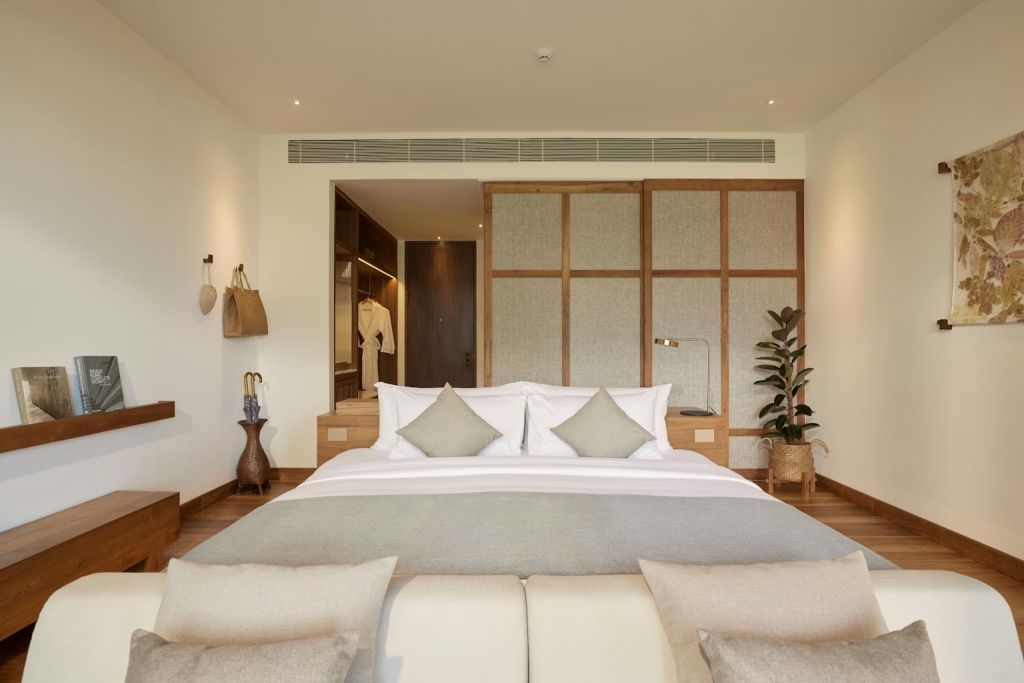 Geräumiges Schlafzimmer mit elegantem Doppelbett und moderner Einrichtung