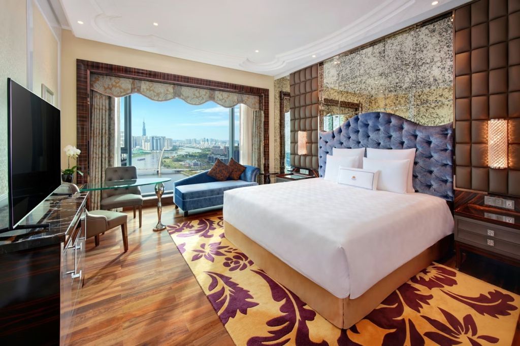 Helles Doppelzimmer mit Stadtblick und stilvollem Interieur.