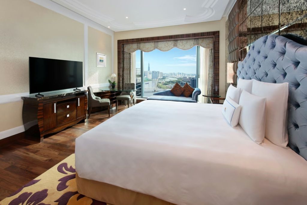 Geräumiges Doppelzimmer mit Panoramafenster und luxuriösem Design.