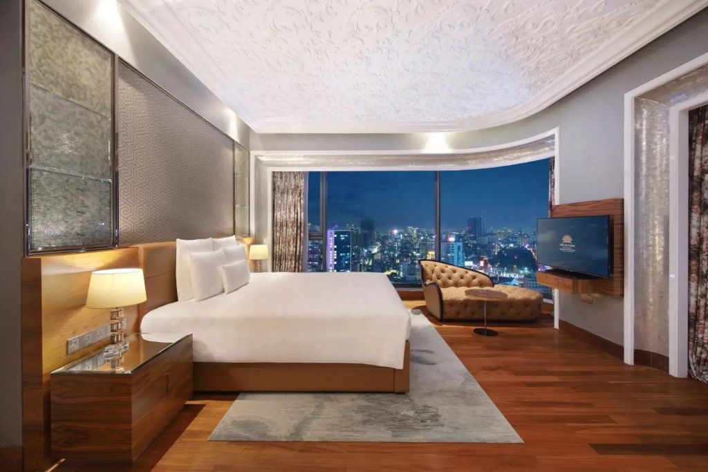 Großzügiges Schlafzimmer mit Stadtblick und modernen Designermöbeln
