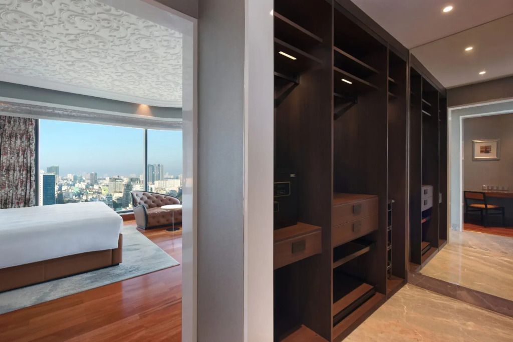Eleganter Einbauschrank im modernen Schlafzimmer mit Panoramablick