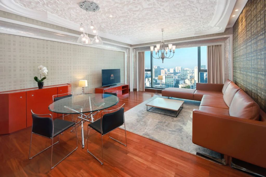 Großzügiger Wohnbereich mit Ledersofa und Glas-Tisch