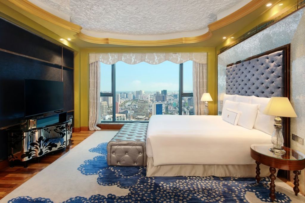 Luxuriös ausgestattete Doppel Junior-Suite mit Blick auf die Stadt