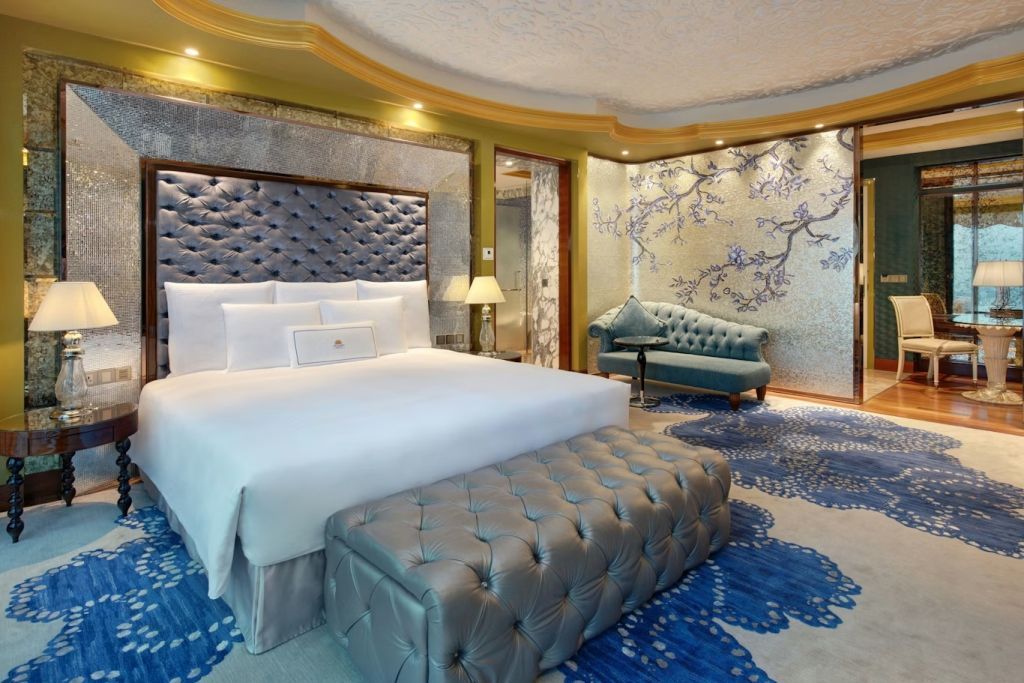 Elegantes Doppelbett in Junior-Suite mit kunstvollem Wanddesign