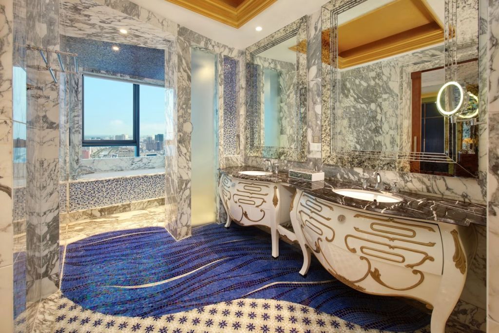 Modernes Badezimmer mit Marmordekor und Aussicht in Junior-Suite