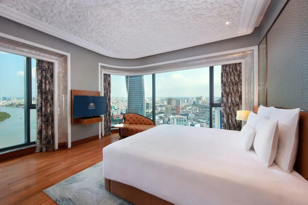 Großzügiges Zimmer im The Reverie Saigon mit modernen Annehmlichkeiten und Stadtpanorama