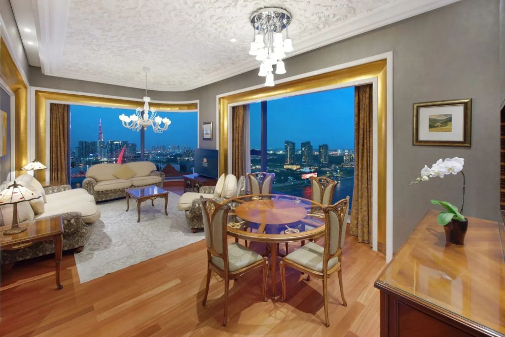 Luxuriöses Wohnzimmer im Panorama-Zimmer mit abendlicher Stadtansicht