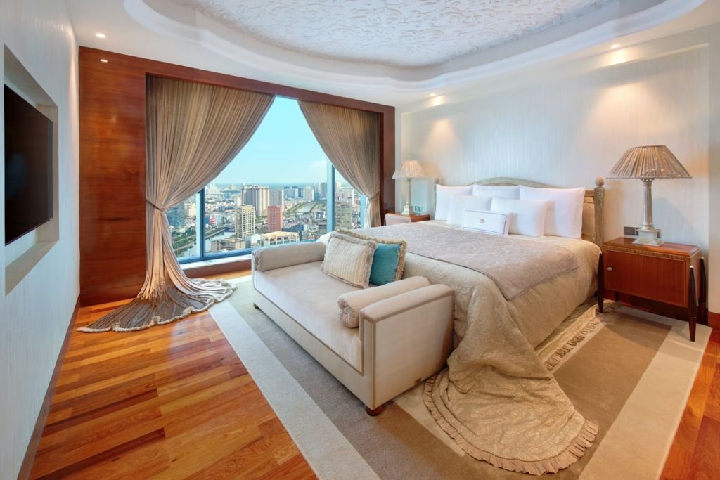 Elegantes Schlafzimmer mit Stadtblick und großem Bett in der Executive Suite.
