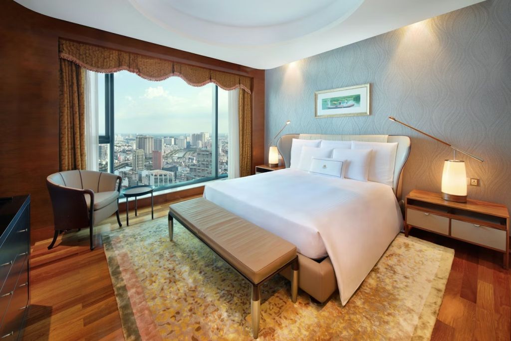 Komfortables Schlafzimmer mit Panoramaausblick in der Executive Suite.