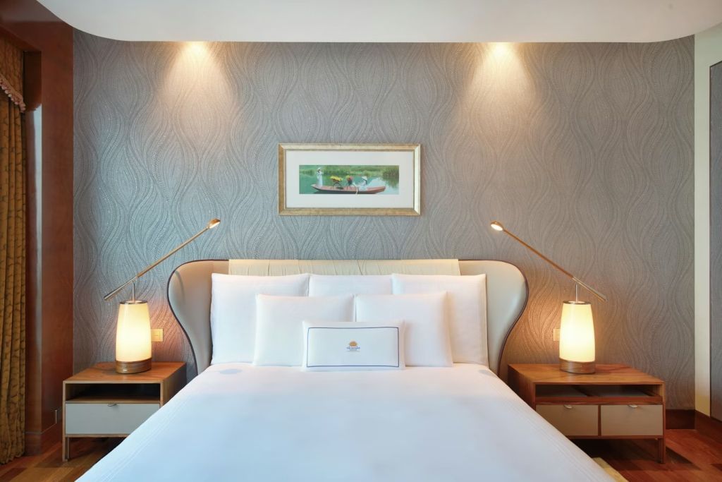Nahaufnahme eines luxuriösen Bettes in der Executive Suite mit stilvollen Lampen.