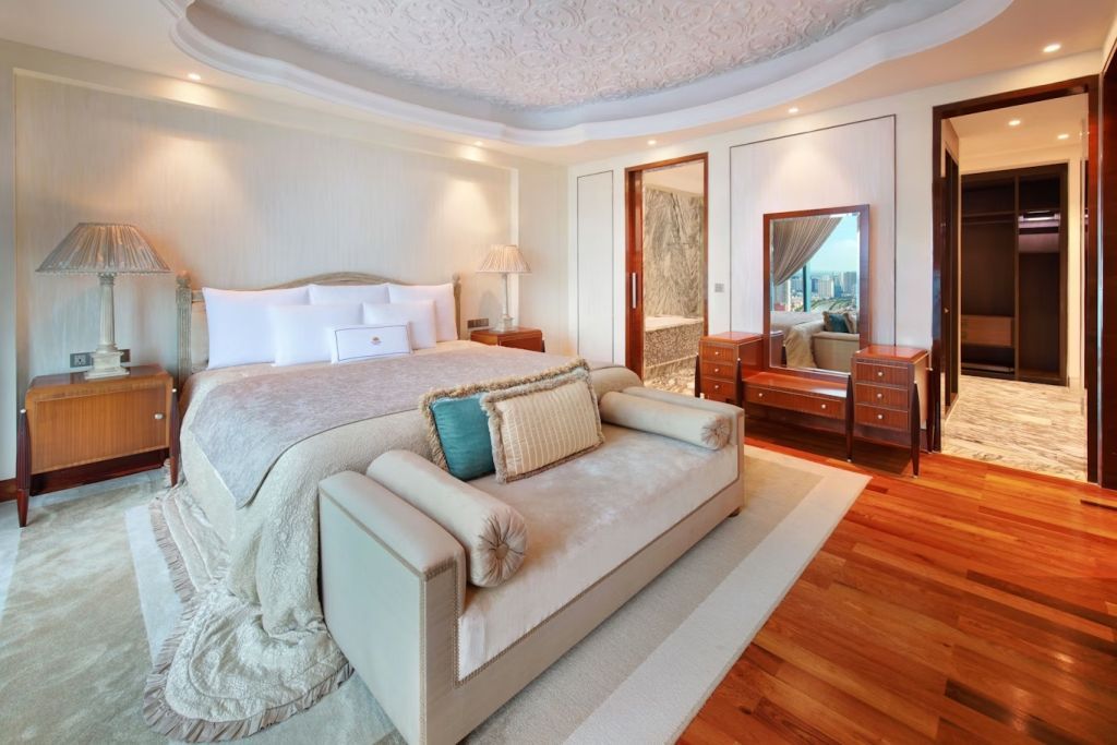 Gemütliches Schlafzimmer mit Sitzecke und Spiegel in der Executive Suite.