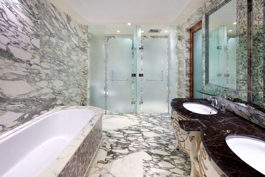 Luxuriöses Badezimmer mit Marmordesign und Badewanne in der Executive Suite.