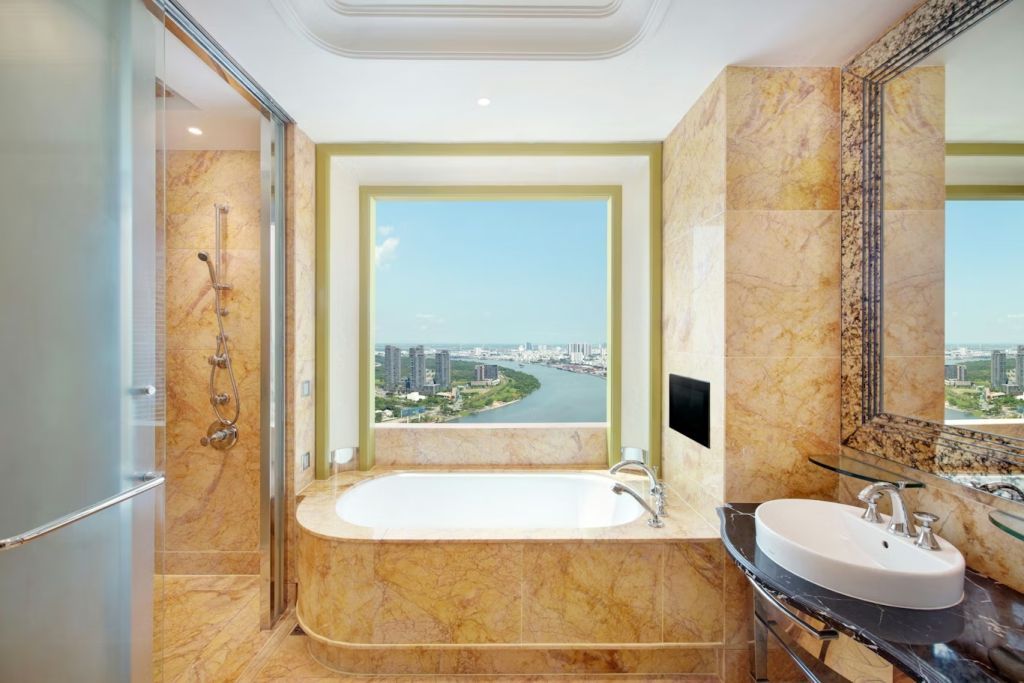 Badezimmer mit freistehender Badewanne und spektakulärem Blick auf die Stadtlandschaft.