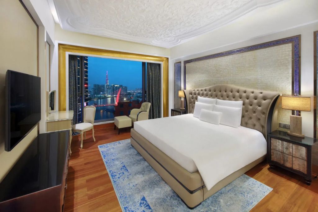 Elegantes Schlafzimmer mit Doppelbett und Blick über die Stadt in der Residential Suite