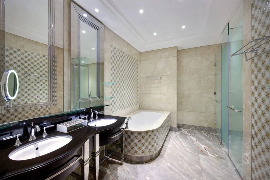 Luxuriöses Bad mit zwei Waschbecken und freistehender Badewanne aus Marmor