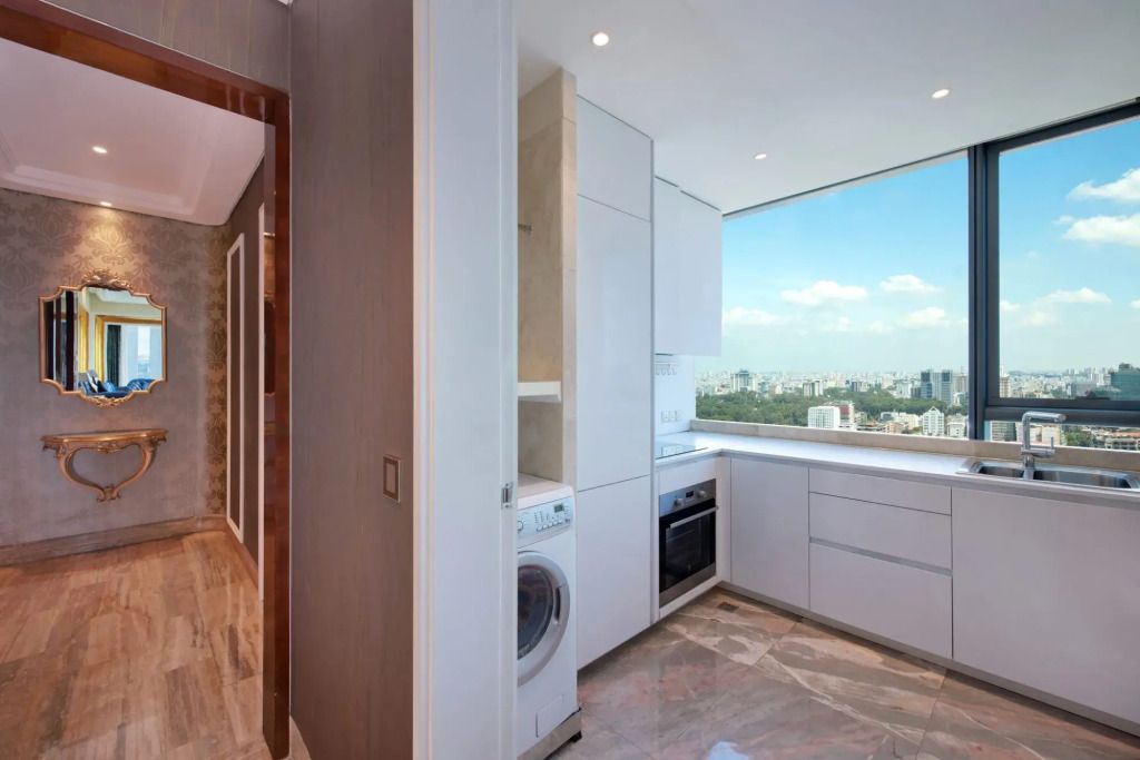 Moderne Küche mit großen Fenstern und Ausblick über die Stadt