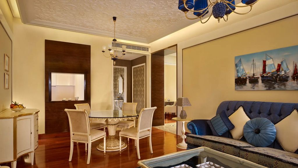 Elegantes Wohnzimmer in warmen Tönen mit edler Ausstattung und Esstisch