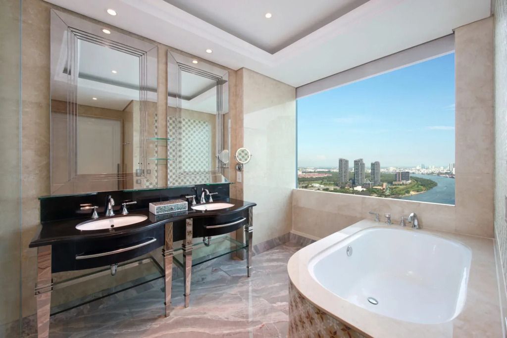 Luxuriöses Badezimmer mit freistehender Badewanne und Stadtblick.