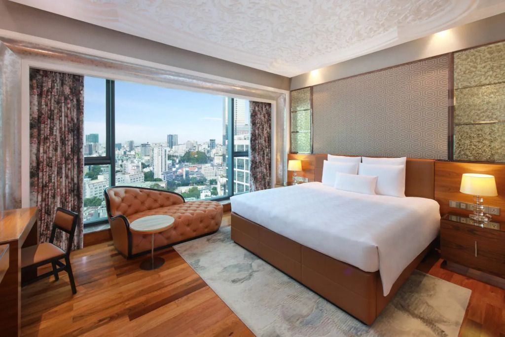 Moderne Suite mit Doppelbett und beeindruckendem Stadtblick