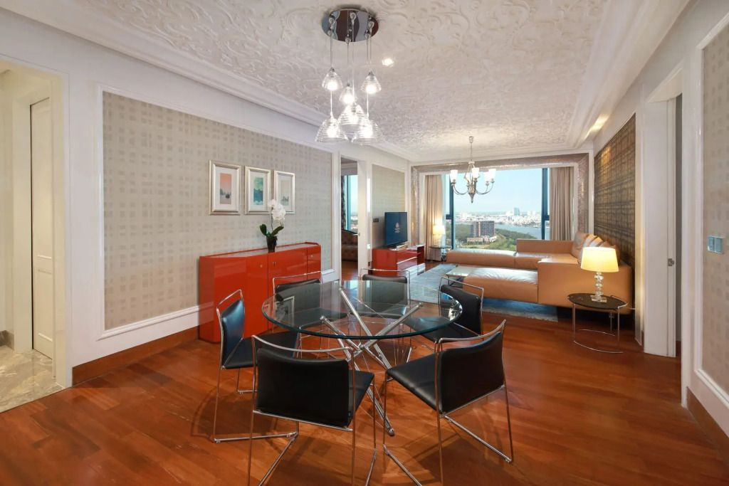 Essbereich in Suite mit Glastisch und großem Fenster