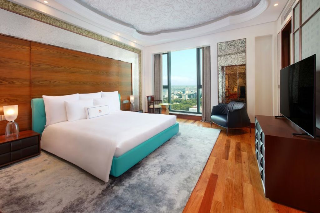 Elegantes Hotelzimmer mit großem Doppelbett und Stadtblick