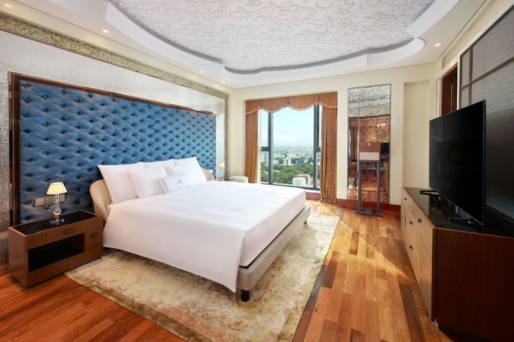 Geräumige Suite mit luxuriösem Doppelbett und Panoramafenster