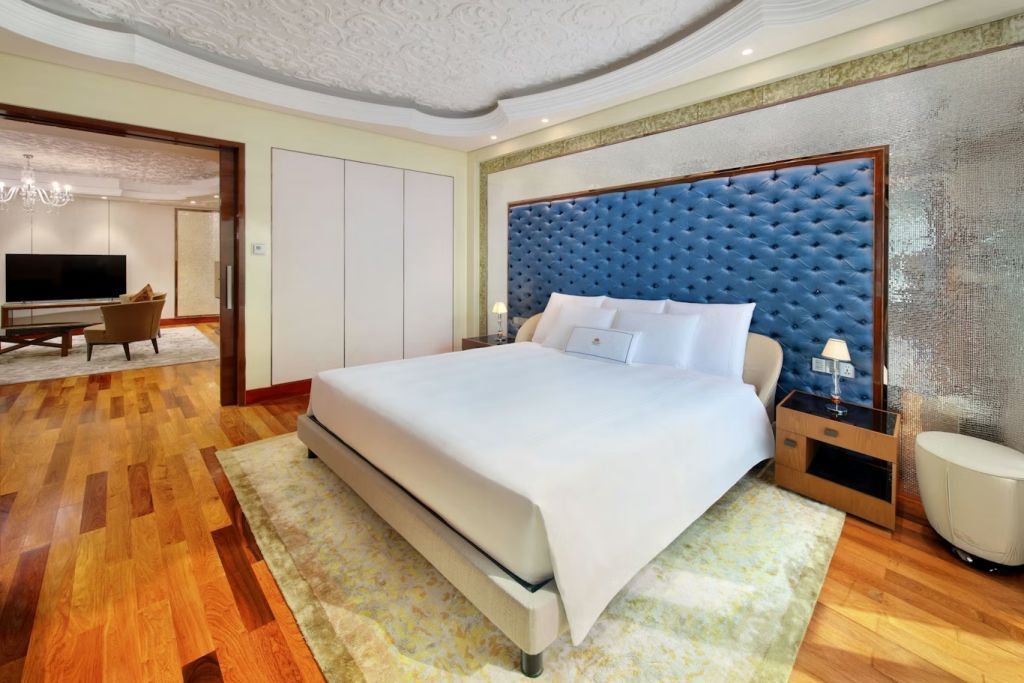 Suite mit elegantem Interieur und blauem Kopfteil