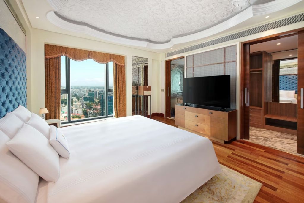 Zimmer mit großem Bett und spektakulärem Stadtpanorama