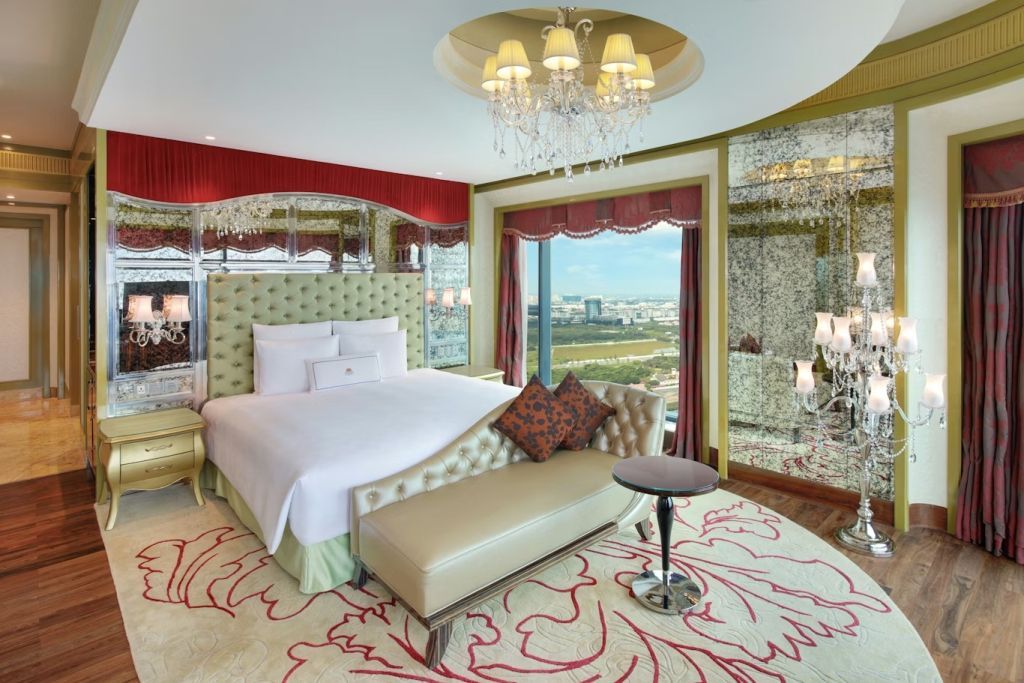 Luxuriöses Panorama Deluxe Zimmer mit Doppelbett und opulenter Einrichtung.