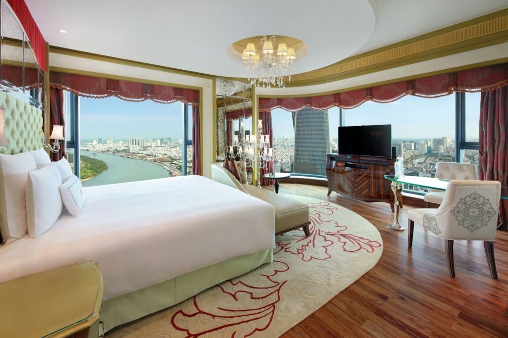 Weitläufiges Zimmer mit Panoramablick über die Stadt und den Fluss.