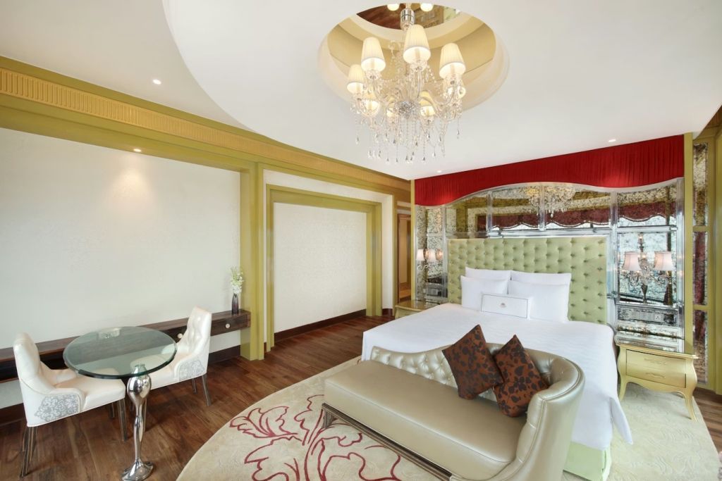Geräumiges Zimmer mit edler Ausstattung und luxuriöser Dekoration.