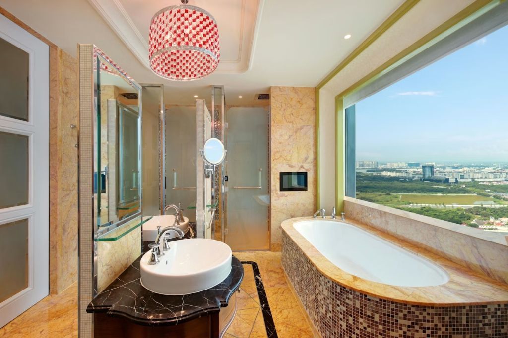 Helles Badezimmer mit großer Badewanne und Panoramafenster.