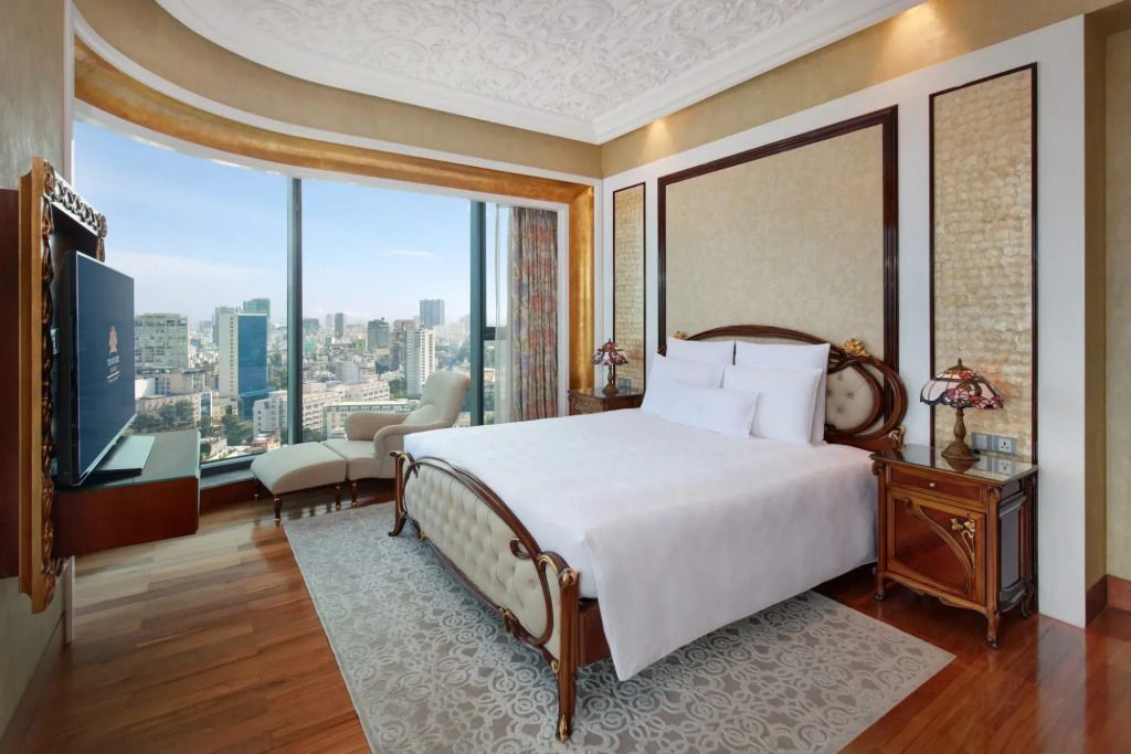 Geräumiges Schlafzimmer mit Stadtblick und eleganter klassischer Einrichtung