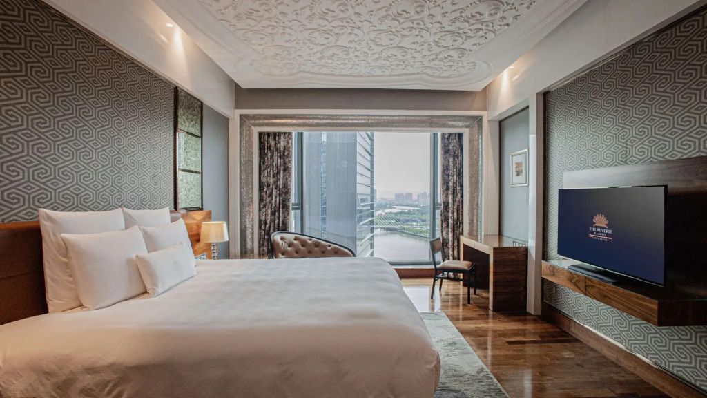 Schlafzimmer mit modernem Design und großem Panoramafenster.