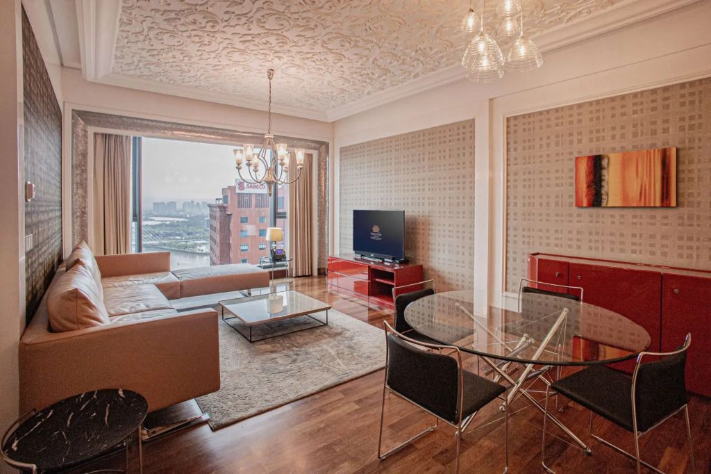 Luxuriöses Wohnzimmer mit großem Fenster und Blick auf die Skyline.