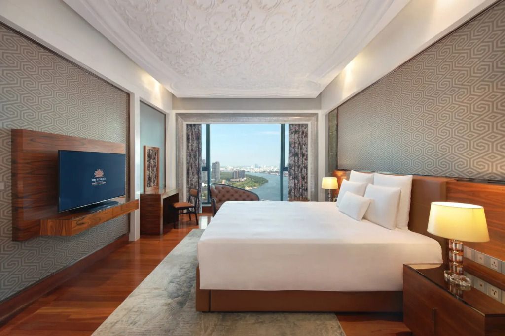Luxuriöses Schlafzimmer einer modernen Suite mit großem Bett und Stadtblick.