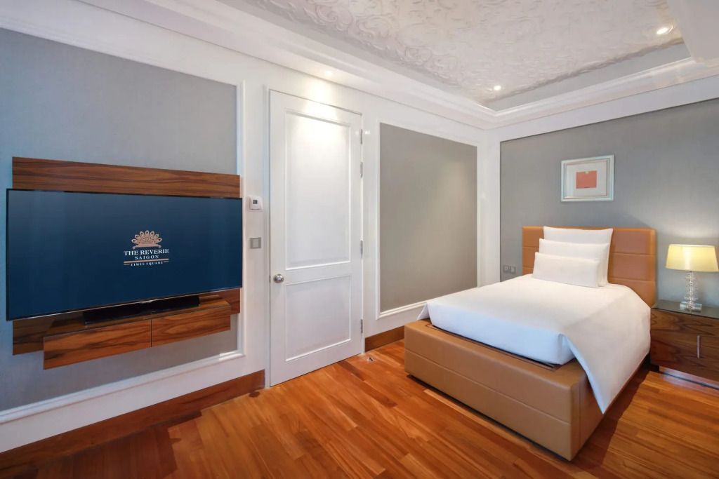 Modernes Schlafzimmer mit Holzboden und Flachbildfernseher.