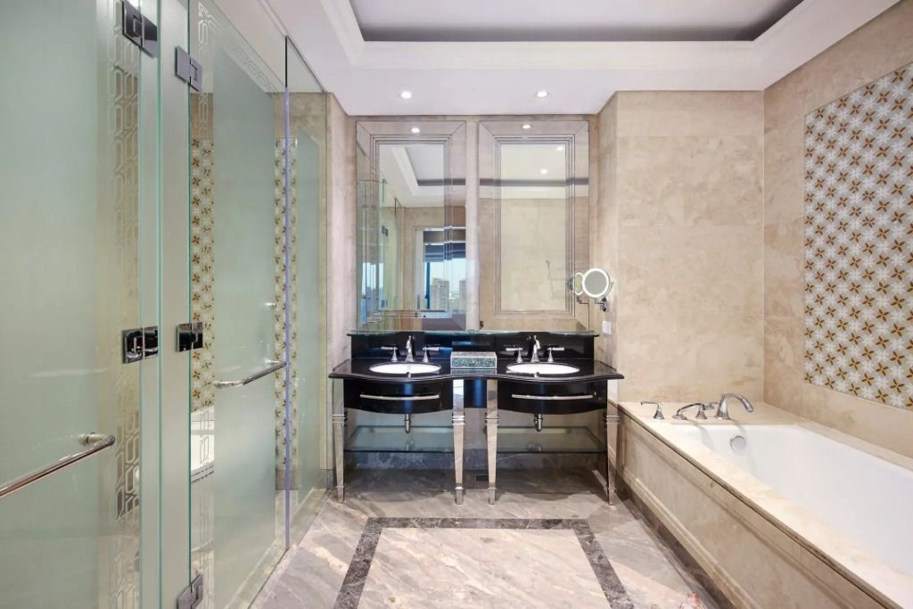 Luxuriöses Badezimmer mit Doppelwaschbecken und Marmorakzenten.