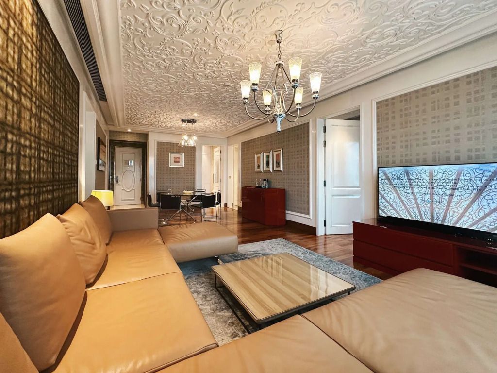 Wohnbereich mit Ledersofa und stilvollen Details in einer modernen Suite.