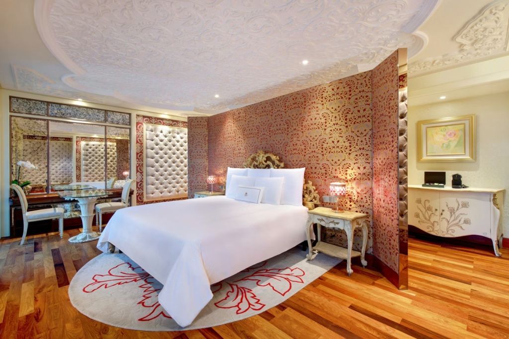 Luxuriöse Suite mit opulentem Dekor und luxuriösem Doppelbett