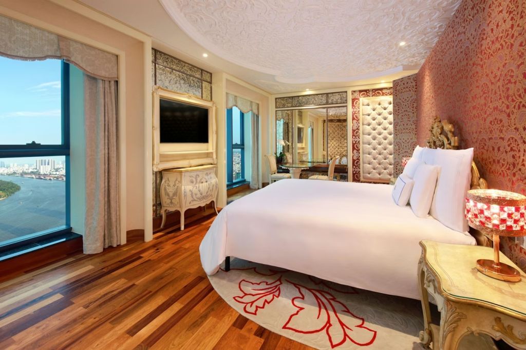 Komfortable Suite mit Bett, großen Fenstern und stilvollem Interieur