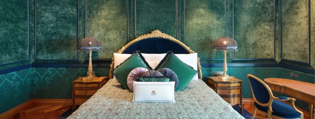 Elegantes Schlafzimmer mit luxuriöser Bettausstattung und künstlerischem Hintergrund.