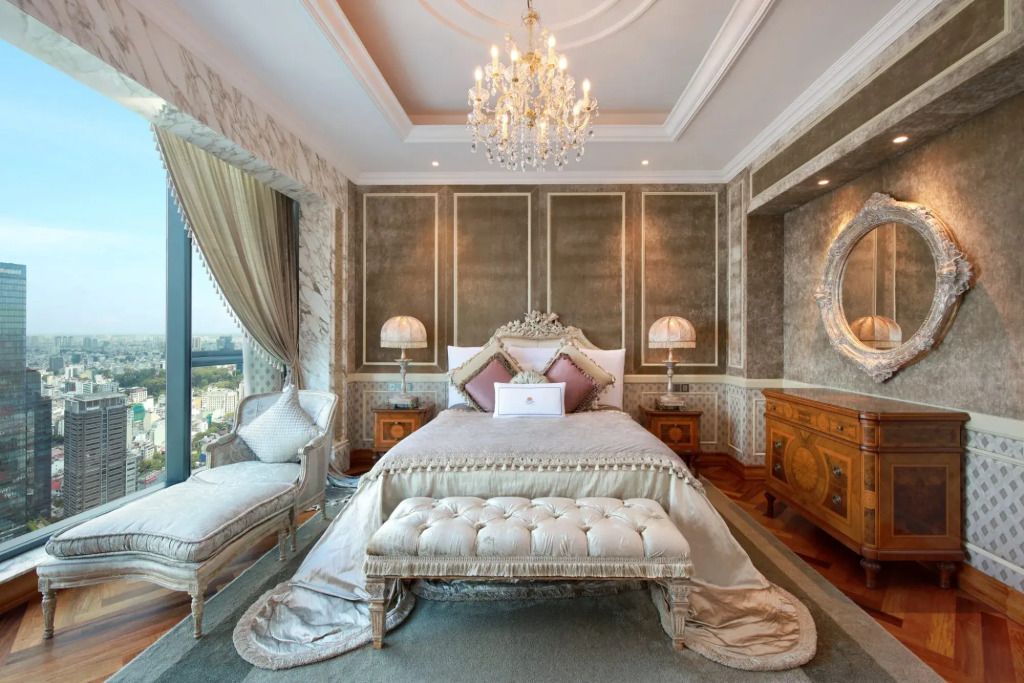 Prächtiges Schlafzimmer mit Kronleuchter und klassisch elegantem Design.